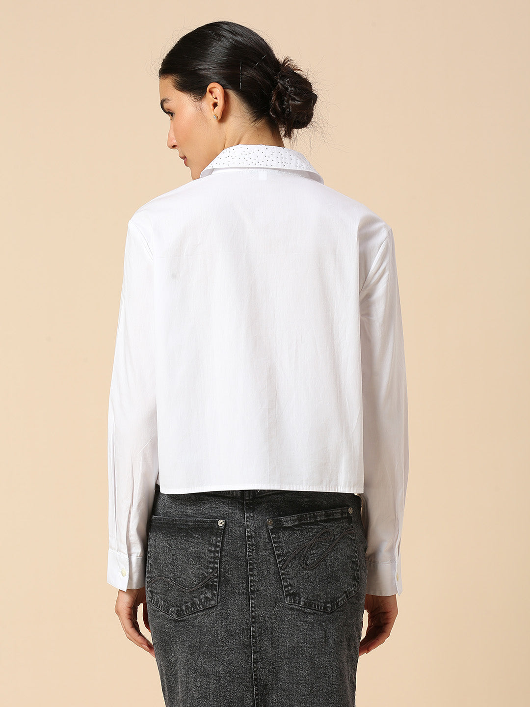 RHINESTONE EMBELLISHED COLLAR CROPPED PLEATED POPLIN SHIRT