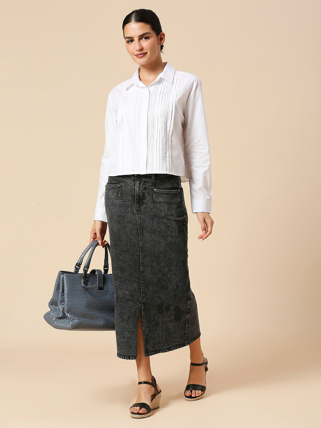 RHINESTONE EMBELLISHED COLLAR CROPPED PLEATED POPLIN SHIRT