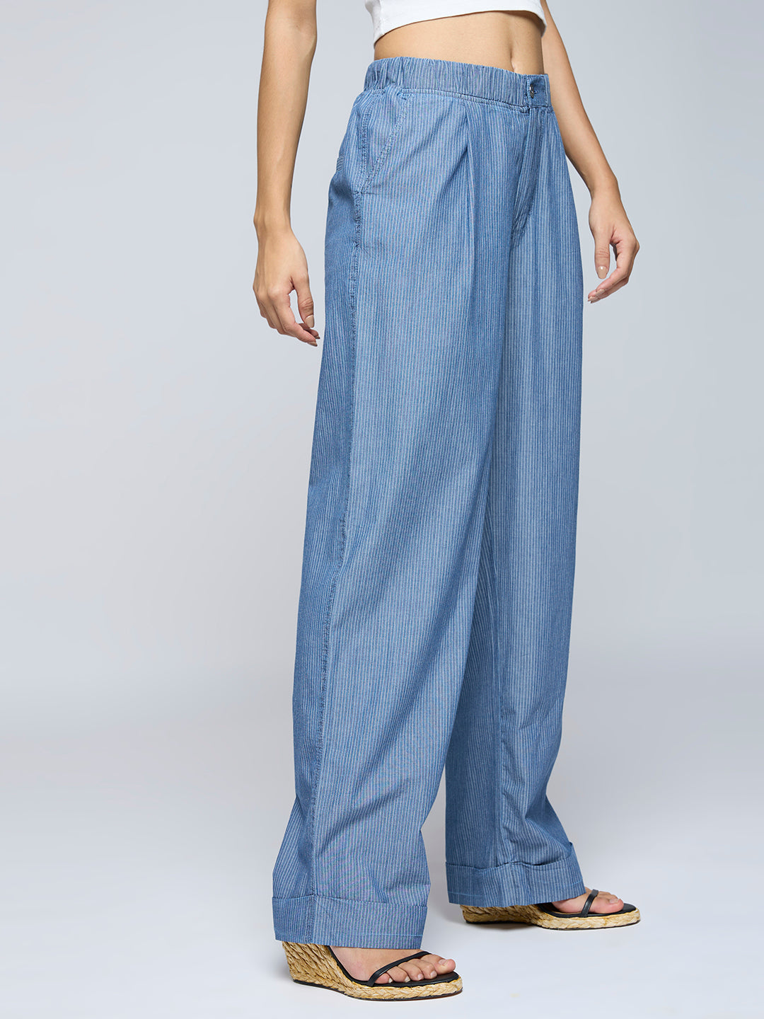 STRIPED DENIM PLEATED FLUID JEANS