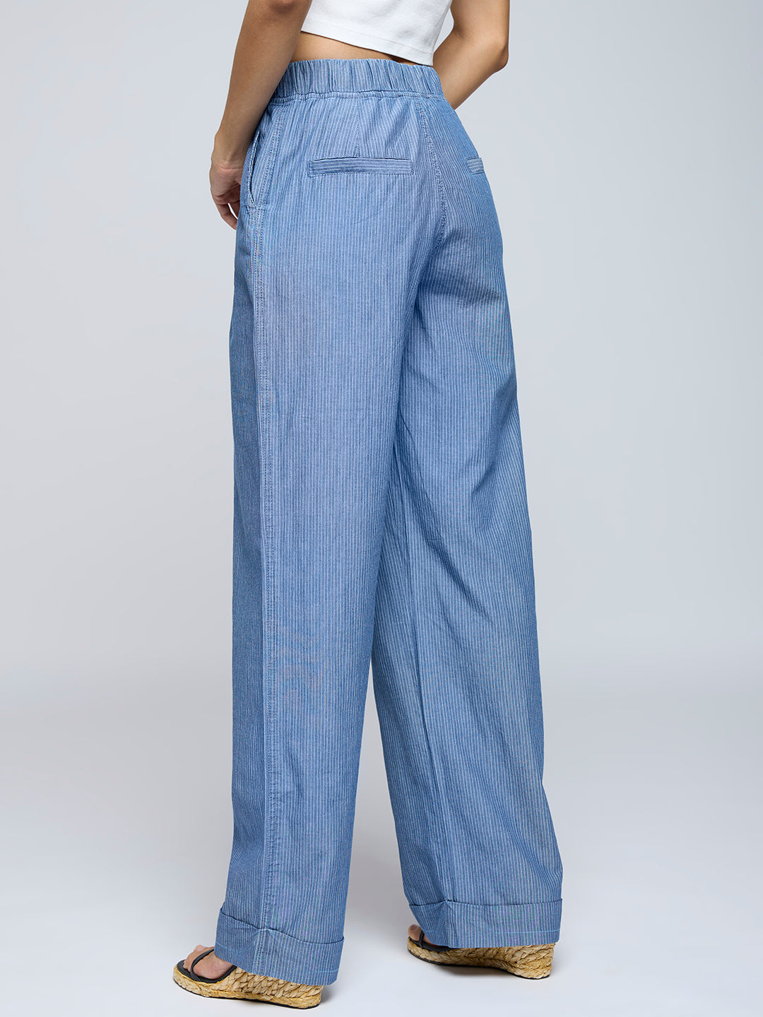 STRIPED DENIM PLEATED FLUID JEANS