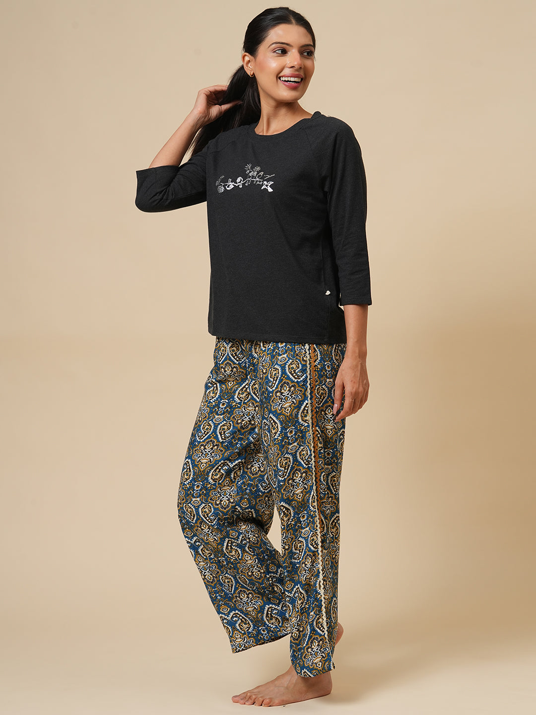 FOIL PRINTED TEE & PJ NIGHTSUIT