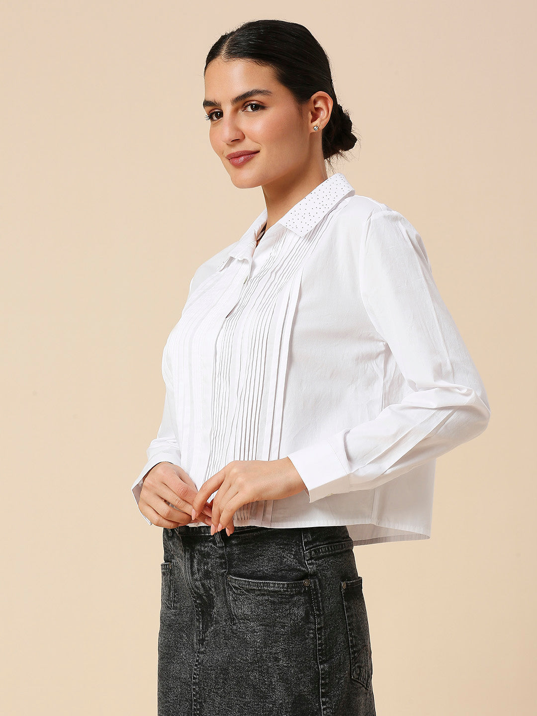 RHINESTONE EMBELLISHED COLLAR CROPPED PLEATED POPLIN SHIRT