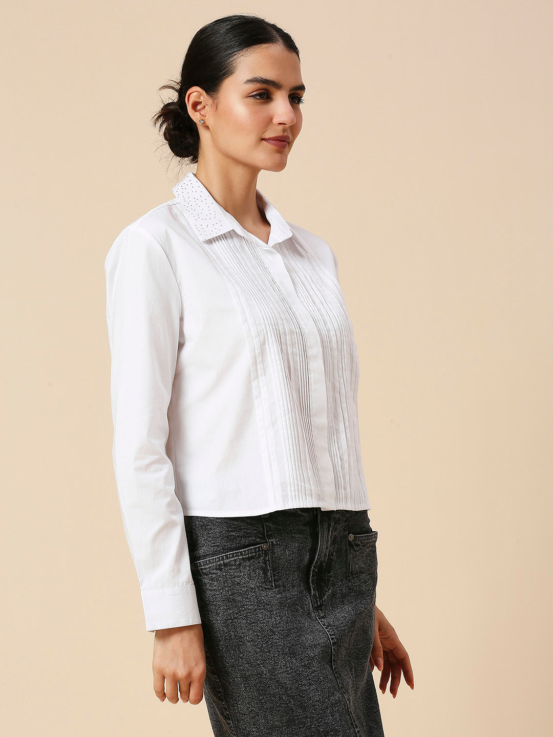 RHINESTONE EMBELLISHED COLLAR CROPPED PLEATED POPLIN SHIRT