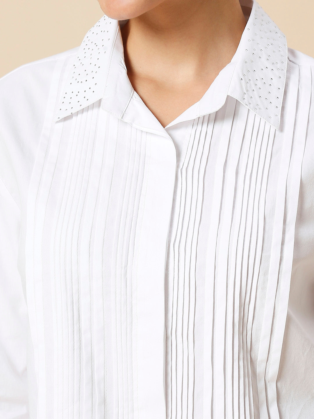 RHINESTONE EMBELLISHED COLLAR CROPPED PLEATED POPLIN SHIRT