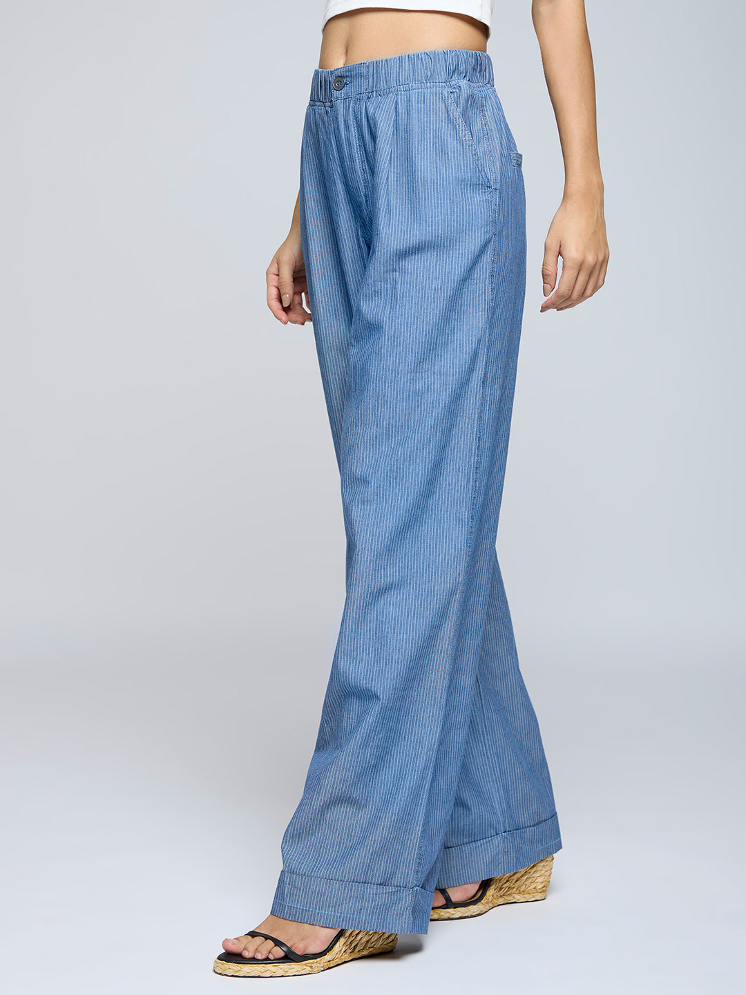 STRIPED DENIM PLEATED FLUID JEANS