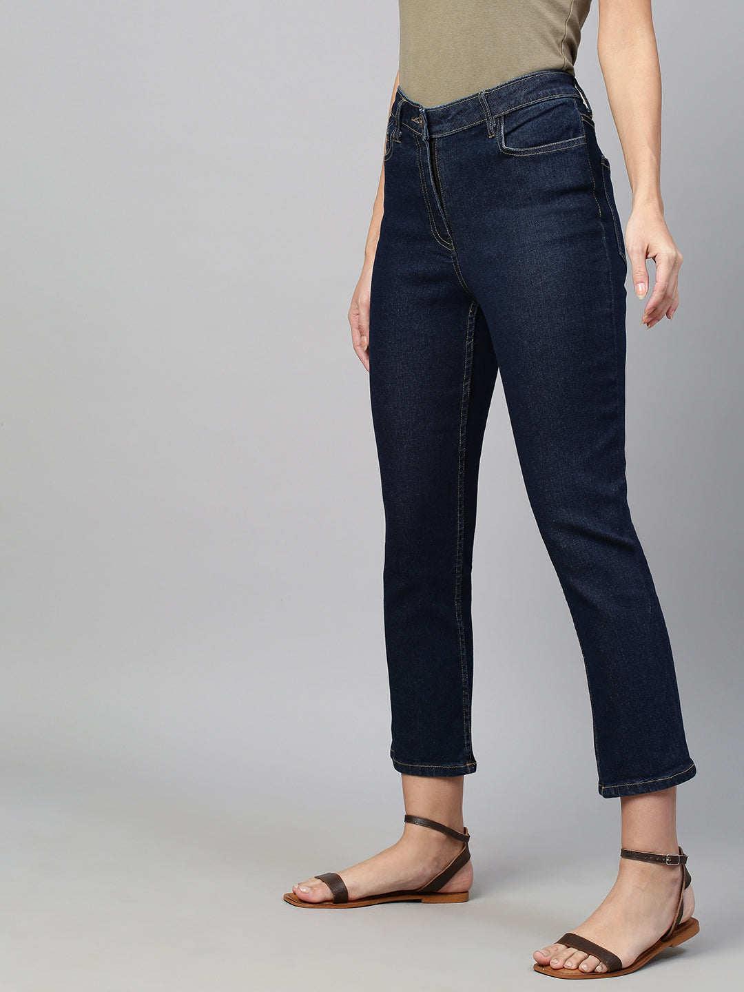 MID RISE NARROW STRAIGHT FIT JEANS