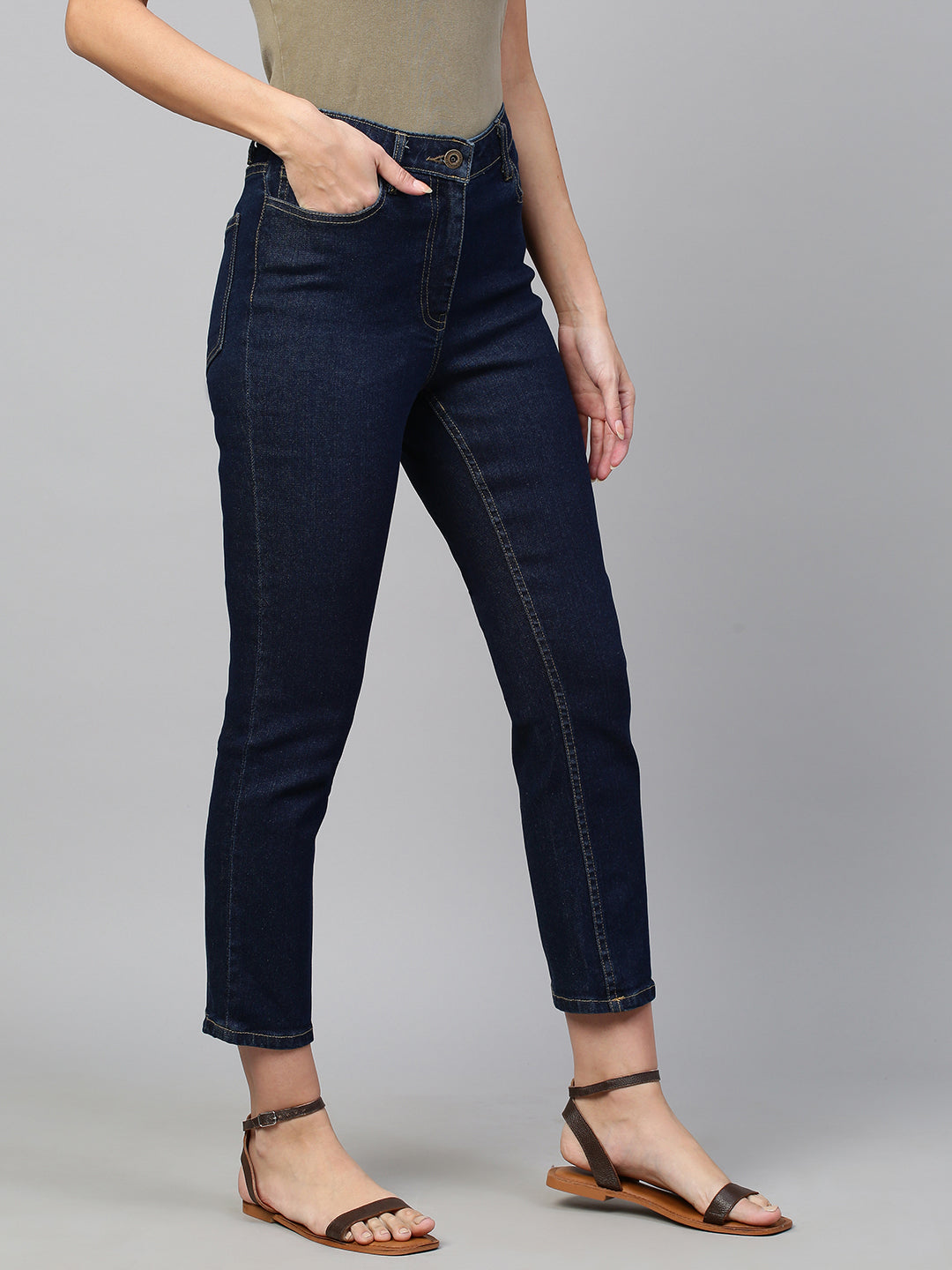 MID RISE NARROW STRAIGHT FIT JEANS